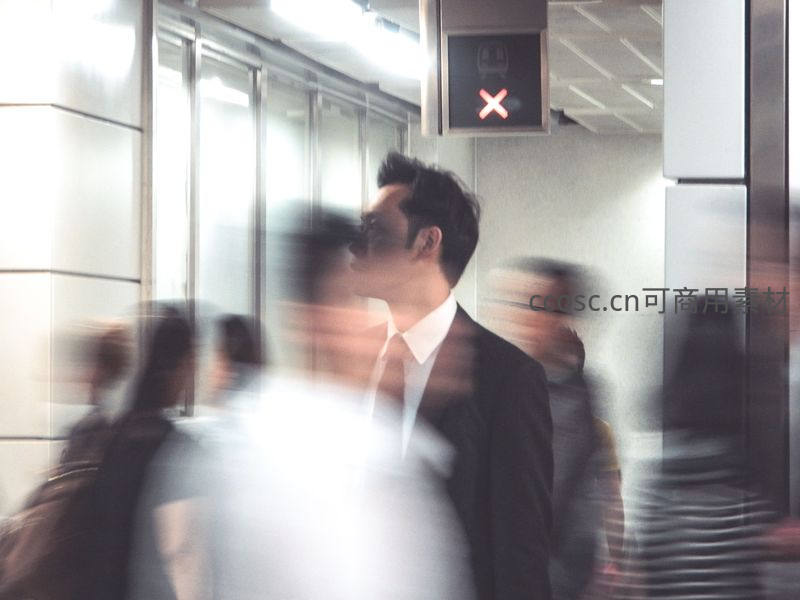 地铁站内西装男在匆忙人流中抬头凝望