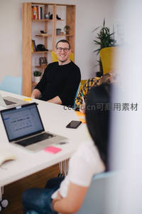 团队协作办公场景，轻松愉悦氛围