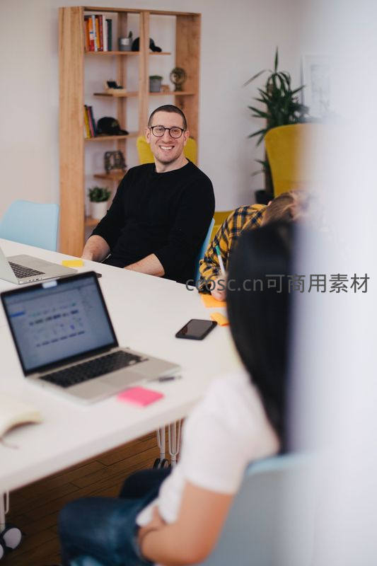 团队协作办公场景，轻松愉悦氛围