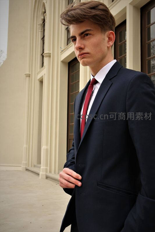 年轻绅士建筑前英俊肖像