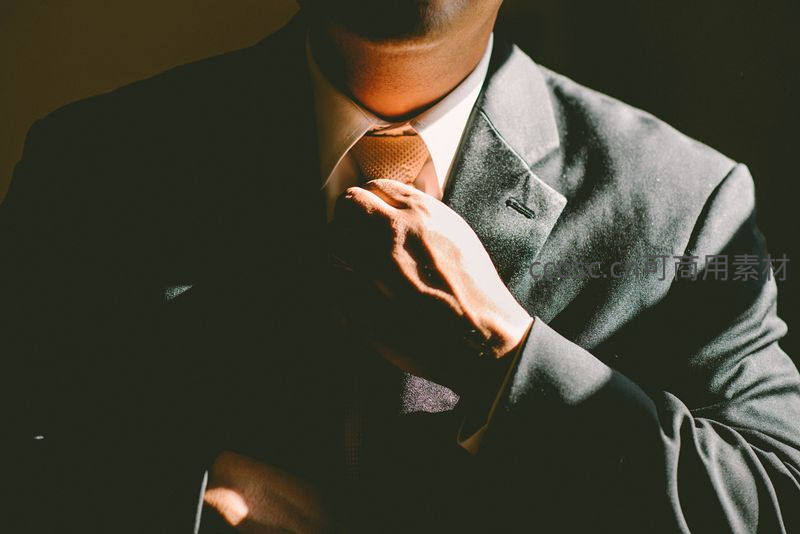 商务男士整理领带的优雅瞬间