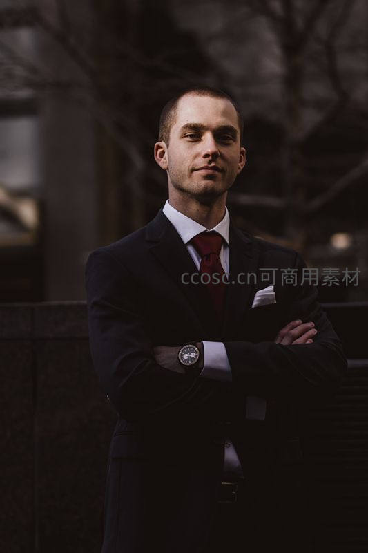 西装革履的商务男士自信站立