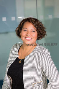 卷发女士办公室微笑照
