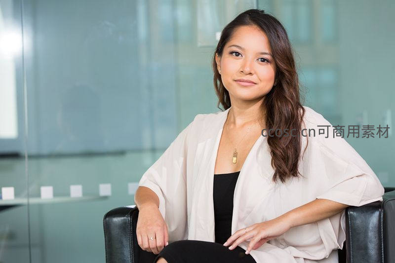 职场女性在办公室自信微笑