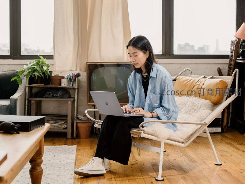居家办公女性使用笔记本电脑