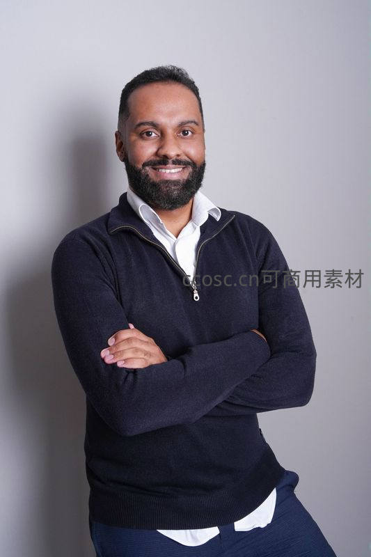 自信微笑的商务男士肖像