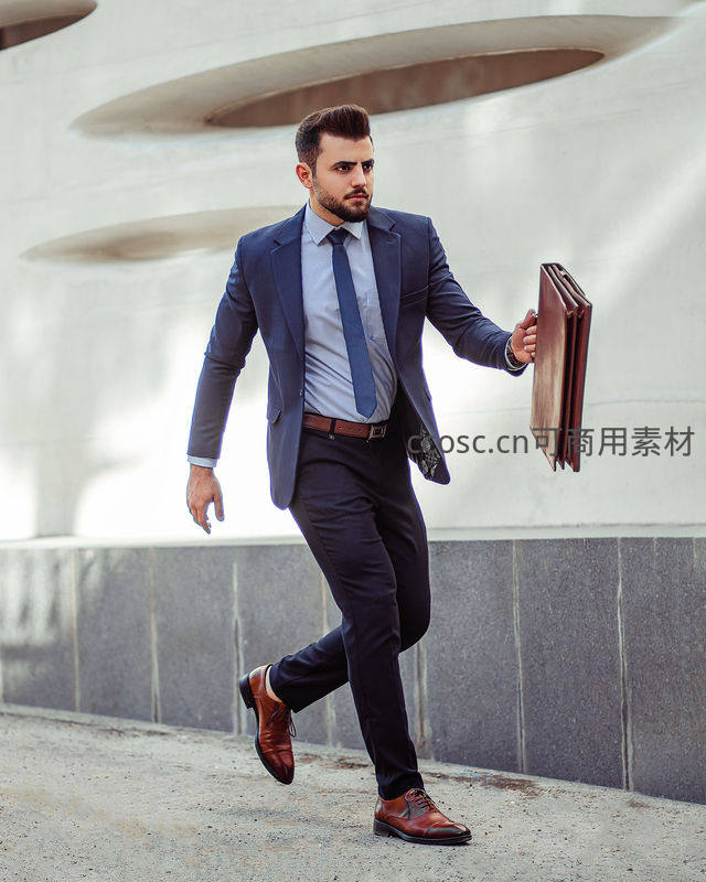 匆忙赶路的商务人士