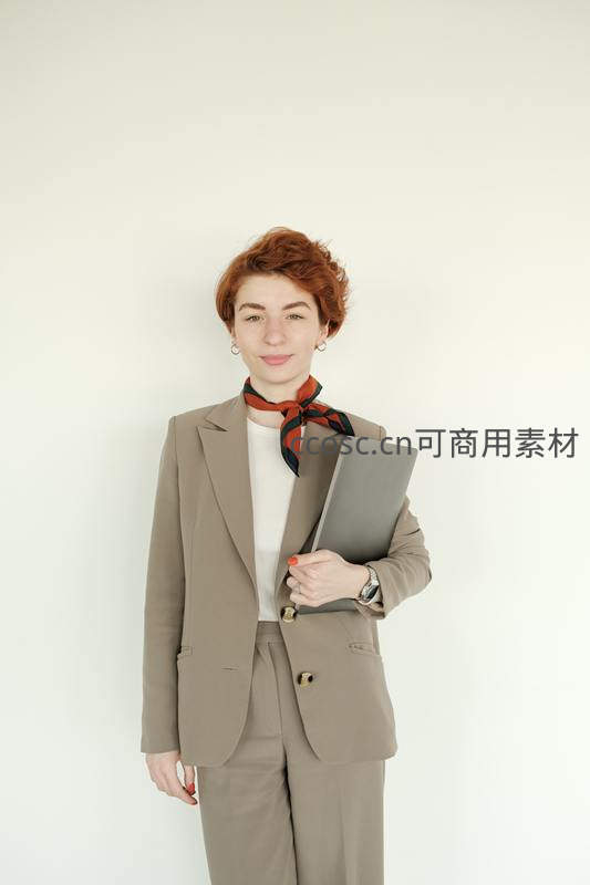 红发女白领手持文件夹微笑