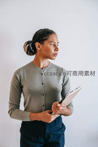 女性手持剪贴板侧身凝视