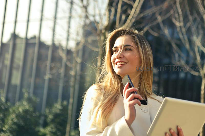 女白领户外通话手持平板