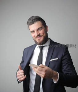 西装男竖大拇指递名片展自信