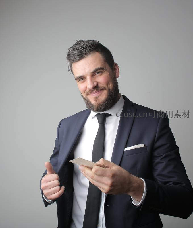 西装男竖大拇指递名片展自信