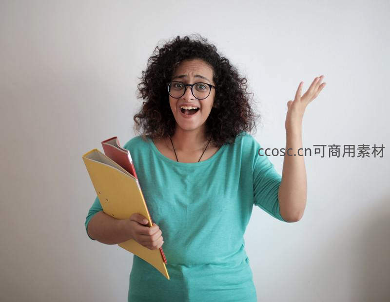 卷发女子手持文件夹惊喜张望