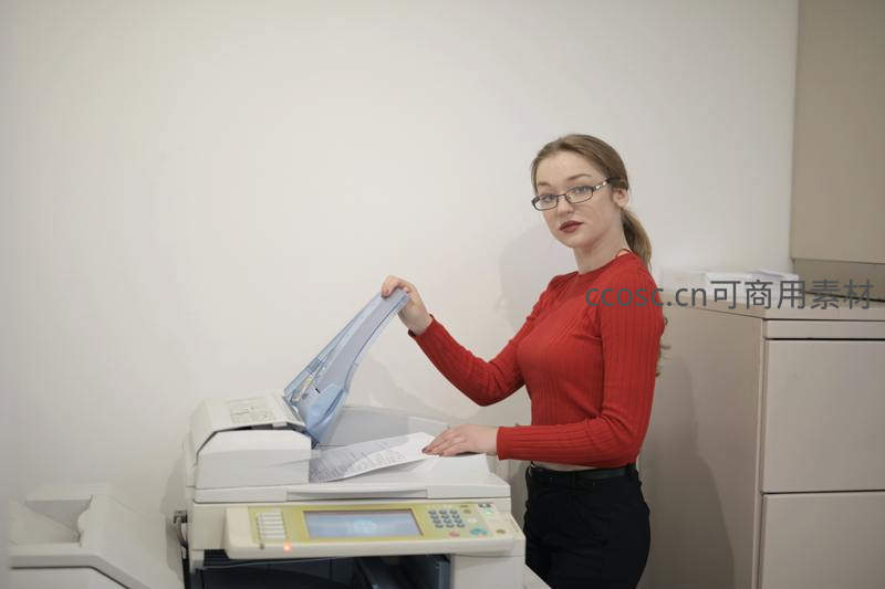 职场女性操作复印机处理文件