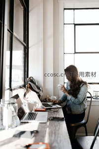 女子窗边咖啡办公享受阳光