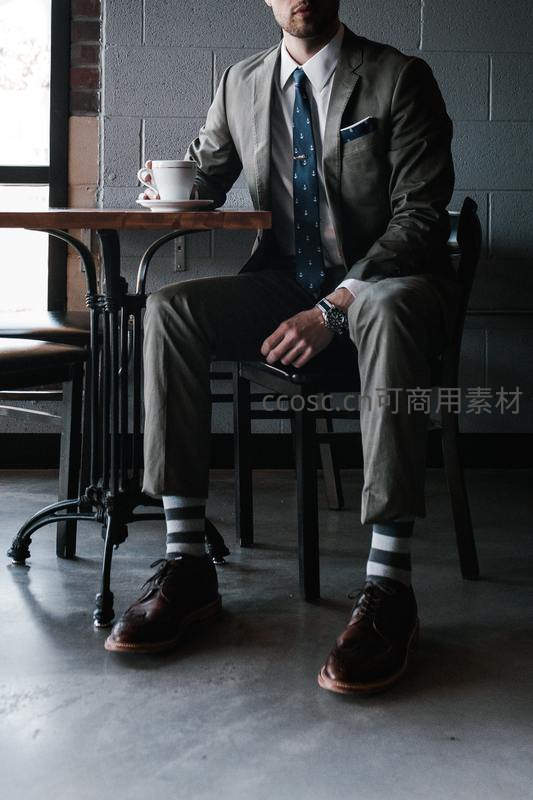 绅士咖啡馆内优雅品茗