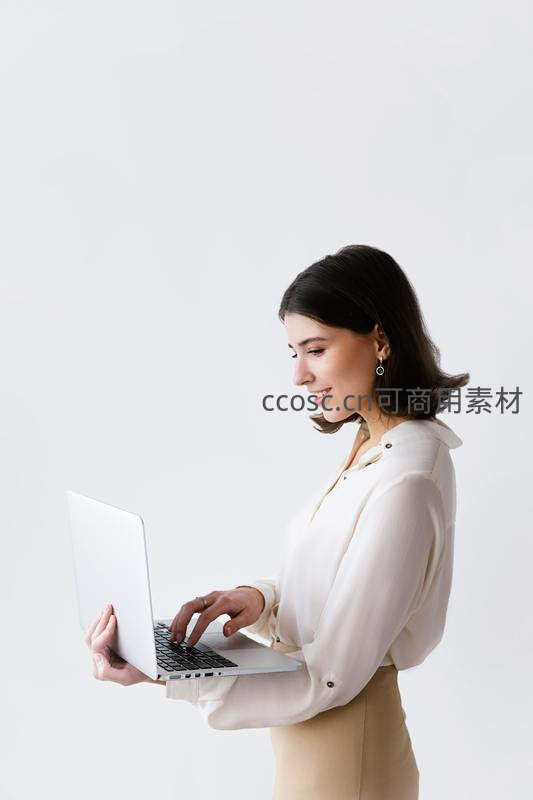 侧颜女子微笑敲击键盘