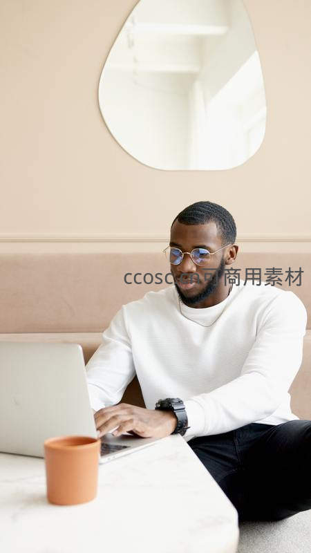 男士专注使用笔记本电脑工作