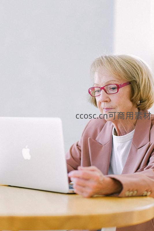 年长女性专注使用笔记本电脑