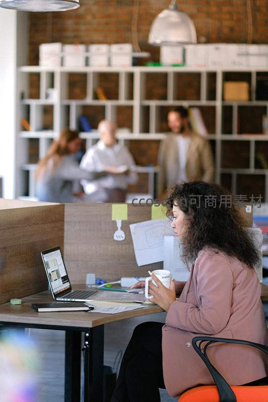 职场女性专注办公，咖啡相伴效率高