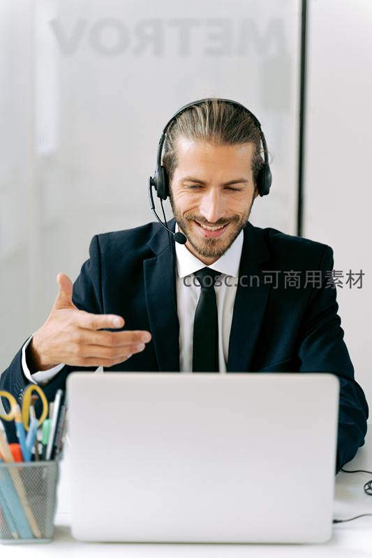 商务男士戴耳机微笑办公