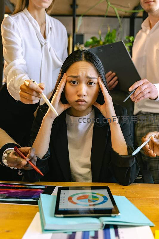 职场女性压力山大表情焦虑