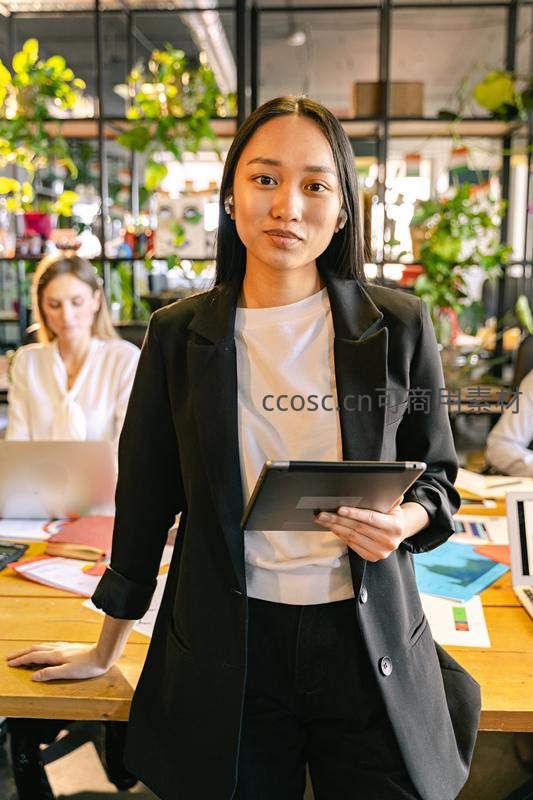 职业女性持平板自信站立