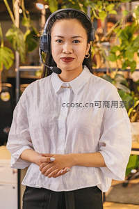 女客服佩戴耳机正视镜头