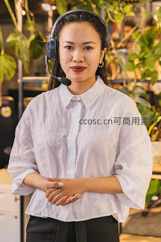女客服佩戴耳机正视镜头