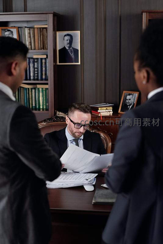 律师办公室内的严肃会议