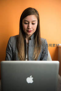 女性专注凝视笔记本电脑屏幕