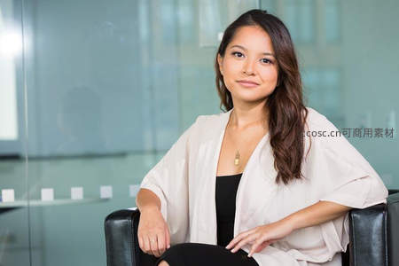 职场女性在玻璃隔间内微笑端坐