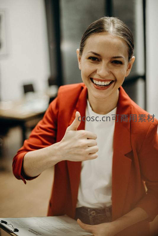 职场女性微笑竖起大拇指表示肯定
