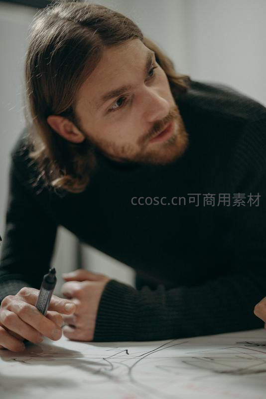 设计师伏案绘制草图专注创作