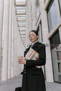 持报拿杯的都市职业女性