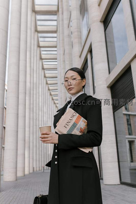 持报拿杯的都市职业女性
