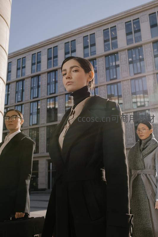 三位职场女性建筑前合影