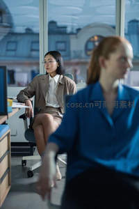 职场女性在办公室凝视窗外