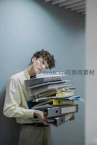 职员抱着高高一摞文件夹
