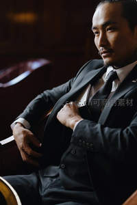 西装革履的商务男士沉思