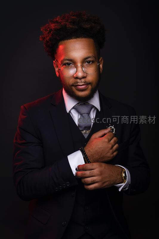 时尚男士西装搭配红色光影