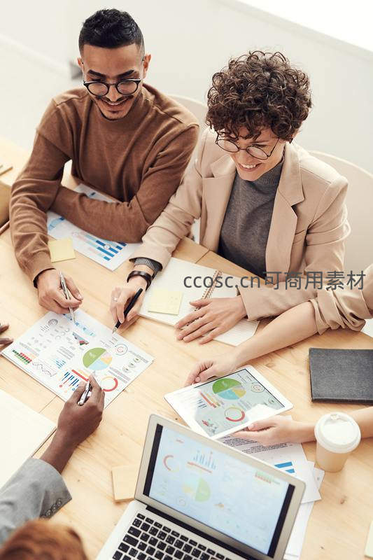 团队围坐协作分析数据图表