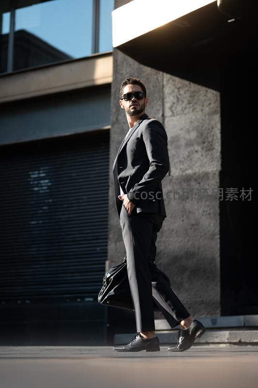 西装革履的商务男士城市街头行走