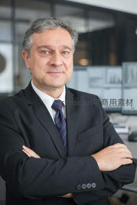 中年商务男双臂交叉微笑