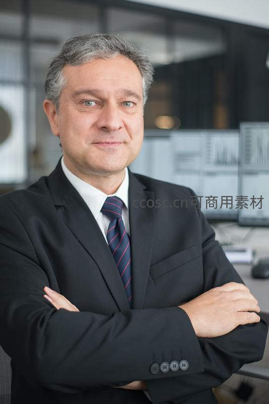 中年商务男双臂交叉微笑