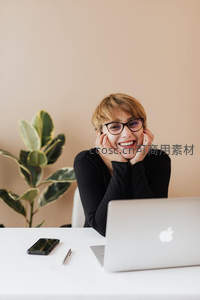 微笑女士托腮看电脑