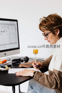 女士侧写图纸专注工作