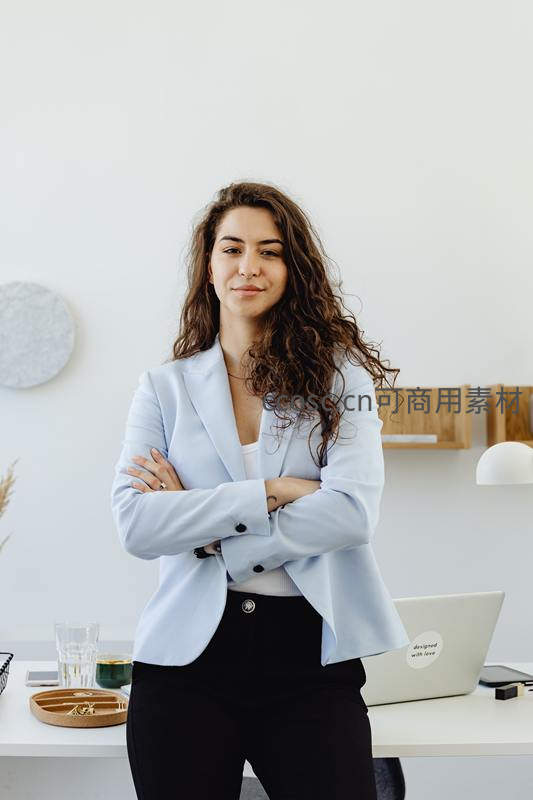 女白领双臂交叉面对镜头展现自信