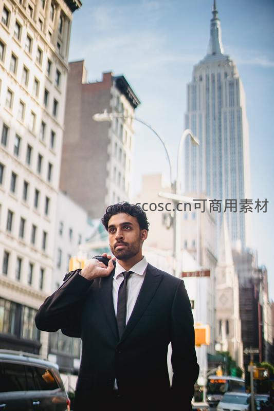 西装男士仰望帝国大厦