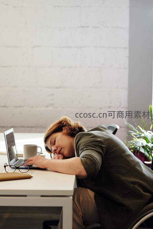 疲惫职员趴在办公桌上小憩